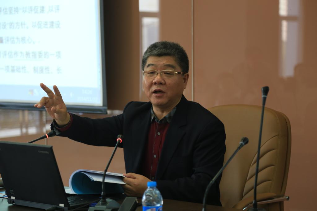 全国保险专业学位研究生教育指导委员会秘书长、星空XK体育院长郝演苏教授做报告